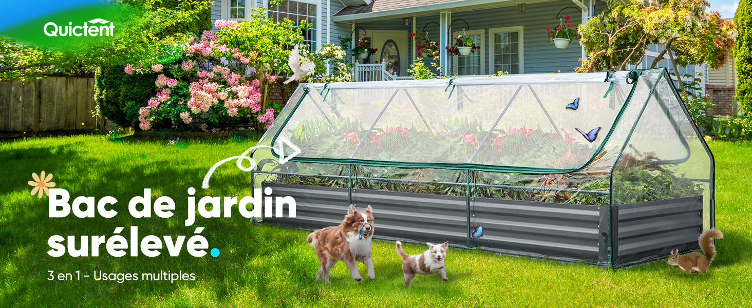 Le texte indique « Bac de jardin surélevé ». Grand lit de jardin surélevé avec cadre de couverture en plastique transparent présenté dans un jardin avec des fleurs roses épanouies et de l'herbe.