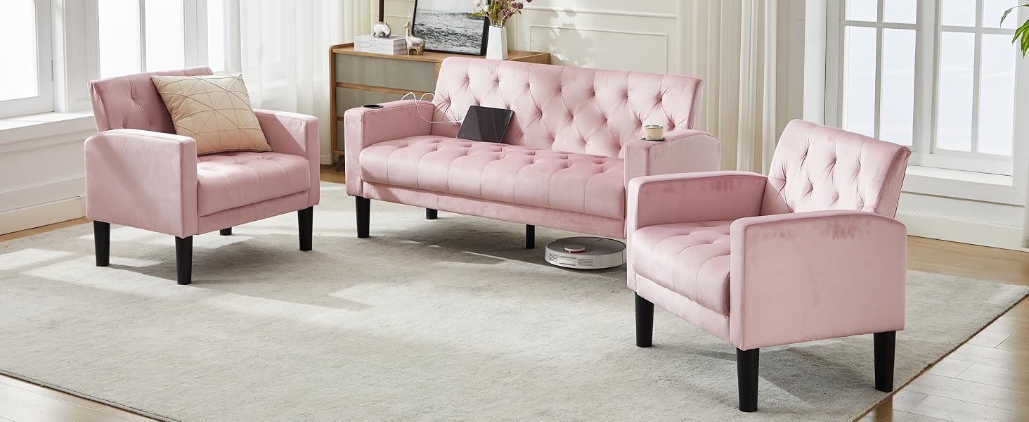 Wohnzimmermöbelset mit drei rosafarbenen, getufteten Stühlen und einem Sofa mit hohen Rückenlehnen, die auf hellem Boden vor weißen Wänden angeordnet sind.