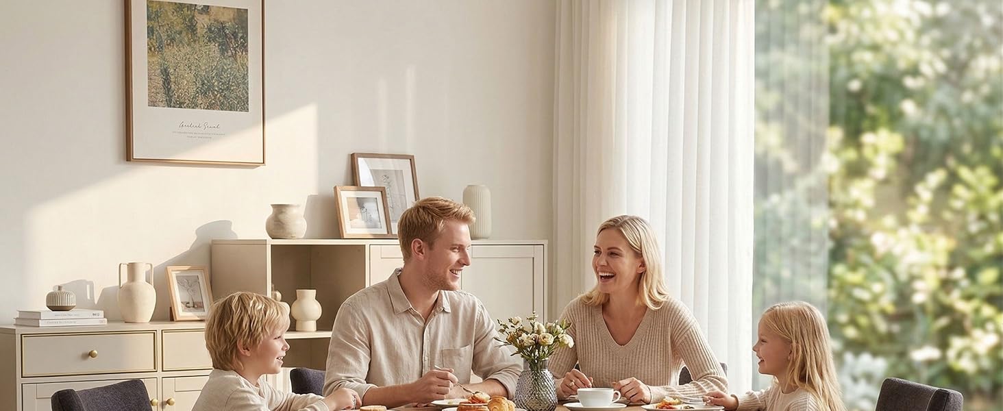 Scène intérieure montrant une salle à manger lumineuse avec des personnes réunies autour d'une table dans une pièce ensoleillée avec des fenêtres.
