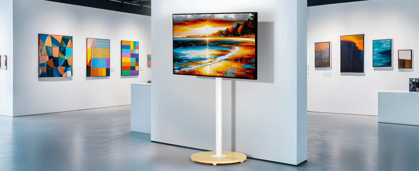 Interno di una galleria d'arte moderna con pareti bianche che mostrano dipinti astratti colorati, con un paesaggio centrale montato su un display indipendente.