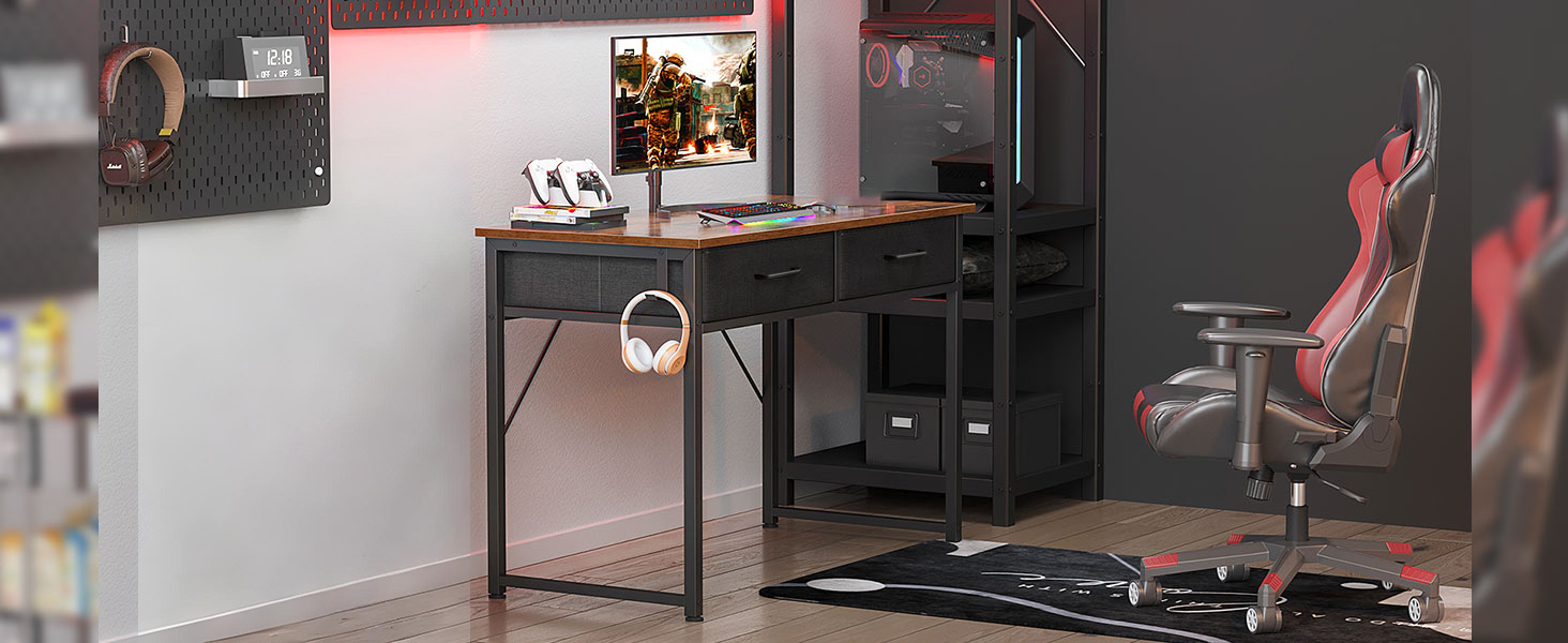 Texte : « Image 2 ». Configuration de jeu comprenant un bureau en bois avec chaise de jeu, une configuration PC et un éclairage d'ambiance dans un espace d'angle.