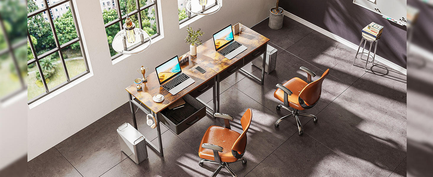 Modernes Home-Office-Setup mit Holzschreibtisch, orangefarbenen Stühlen, Laptops und großen Fenstern mit Blick ins Grüne.