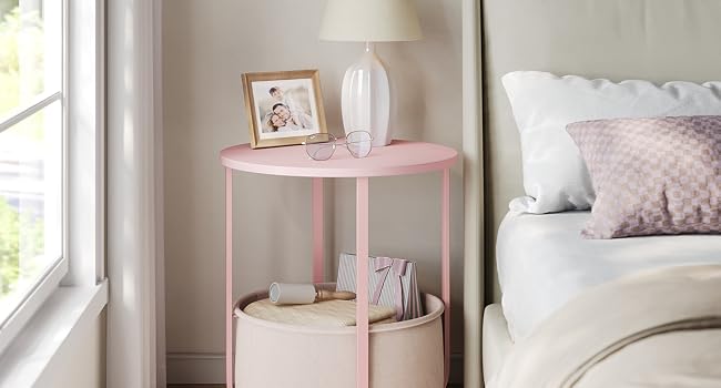 Vistas múltiples del interior de un dormitorio con una moderna lámpara de pie rosa con pantalla blanca, colocada junto a una cama blanca con ropa de cama y almohadas neutras.