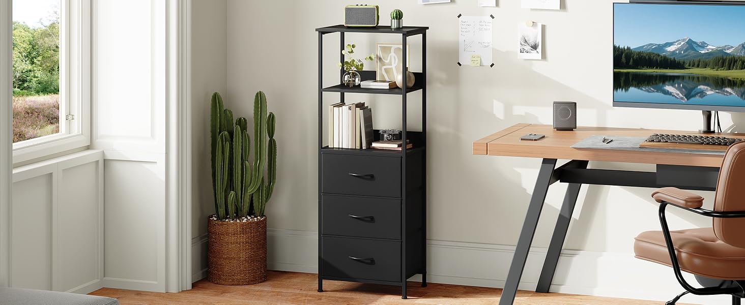 Série d'images montrant une personne utilisant ce qui semble être un appareil de mesure ou de suivi sur un bureau blanc dans un environnement de bureau à domicile moderne.