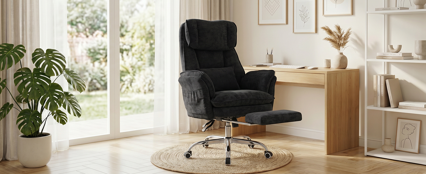 Intérieur de maison moderne avec chaise de bureau en cuir noir, bureau en bois, plantes en pot et grandes fenêtres avec éclairage naturel et décoration neutre.