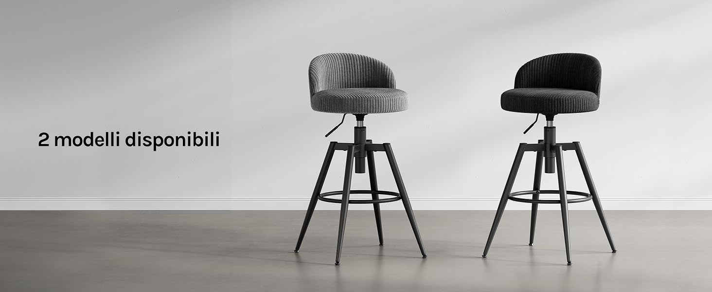 Il testo dice '2 modelli disponibili'. Due sgabelli da bar con sedili intrecciati su gambe a treppiede esposti fianco a fianco, uno grigio e uno nero, su sfondo neutro.