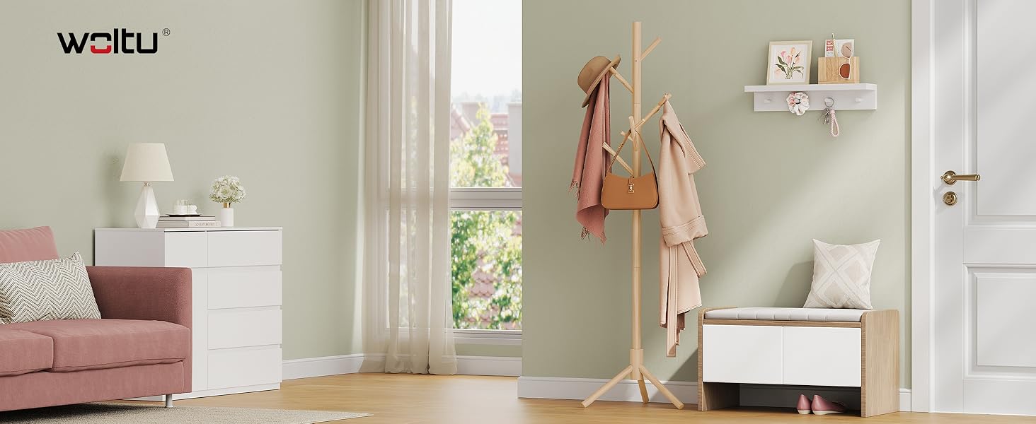 El texto dice «WIDU». Interior de dormitorio minimalista con muebles blancos, silla decorativa rosa, iluminación natural, plantas en macetas y un estilo de decoración neutro.
