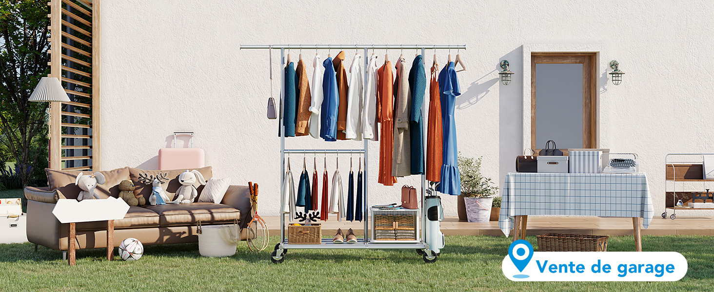 Le texte indique « Vente de garage ». Installation de vide-grenier en plein air avec porte-vêtements présentant des vêtements colorés, des meubles et des articles ménagers sur la pelouse.