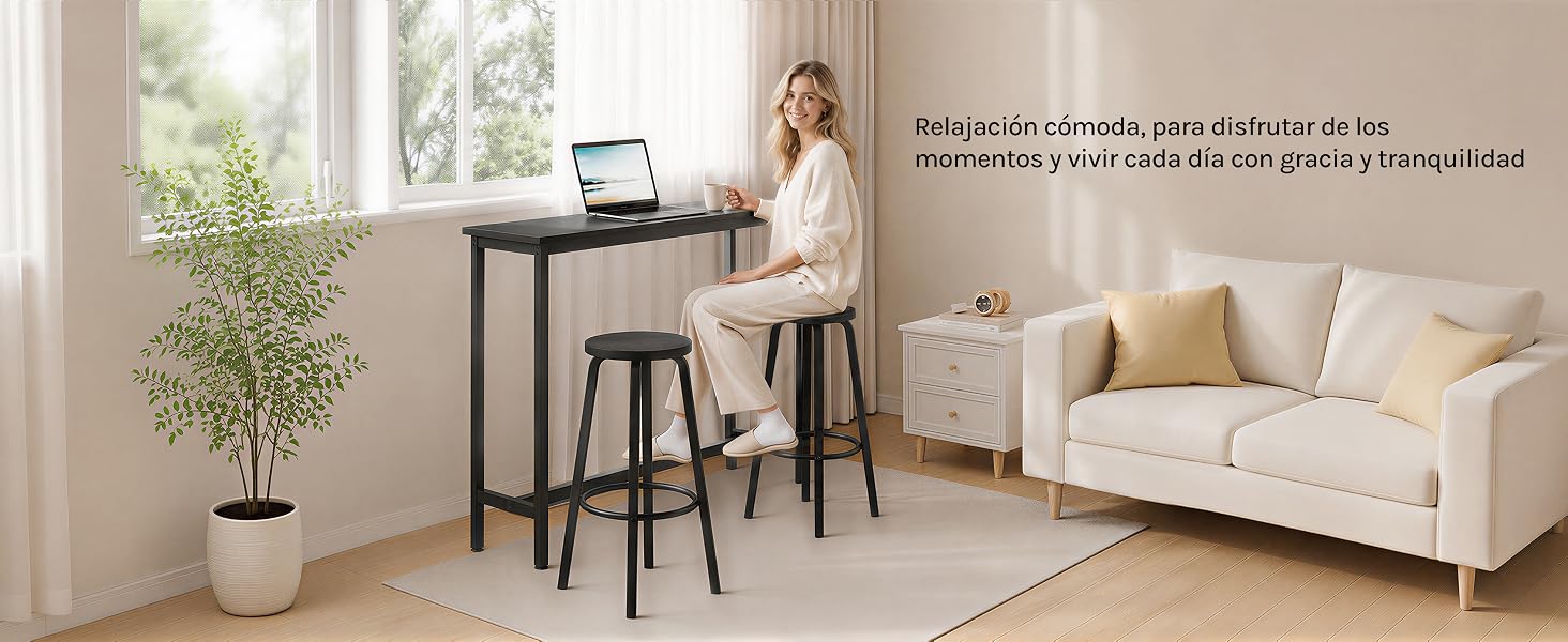 El interior de la oficina en casa y la sala de estar muestra una configuración de escritorio con computadora portátil y monitor, asientos cómodos, plantas en macetas y una decoración minimalista moderna con iluminación natural desde las ventanas.