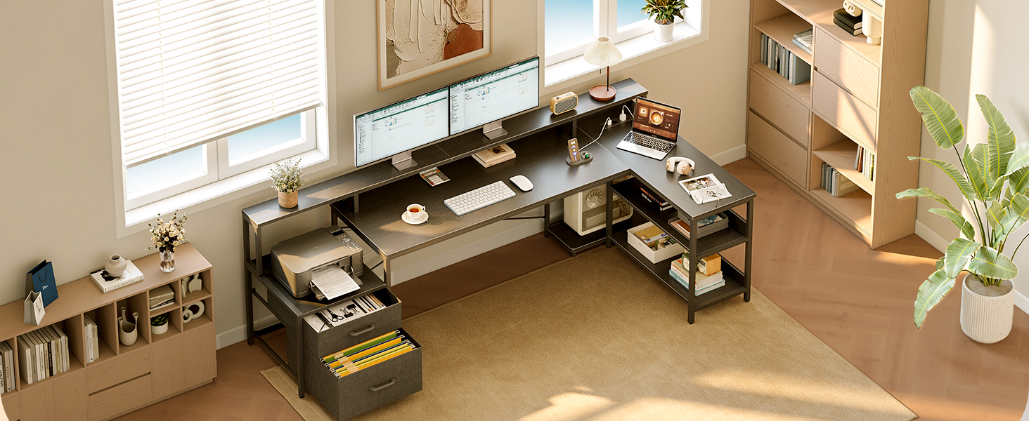 Vue aérienne de l'aménagement de l'espace de bureau avec des bureaux, des chaises, des plantes et un aménagement de l'espace de travail ouvert dans des tons neutres chauds.