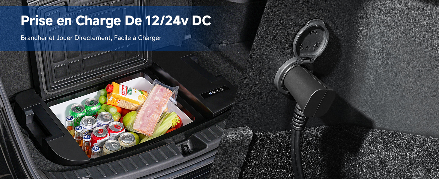 L'intérieur de la voiture comprend un mini-réfrigérateur rempli de boissons et de collations, connecté à une prise de courant 12/24 V DC. Le réfrigérateur est intégré dans le compartiment de rangement du véhicule.