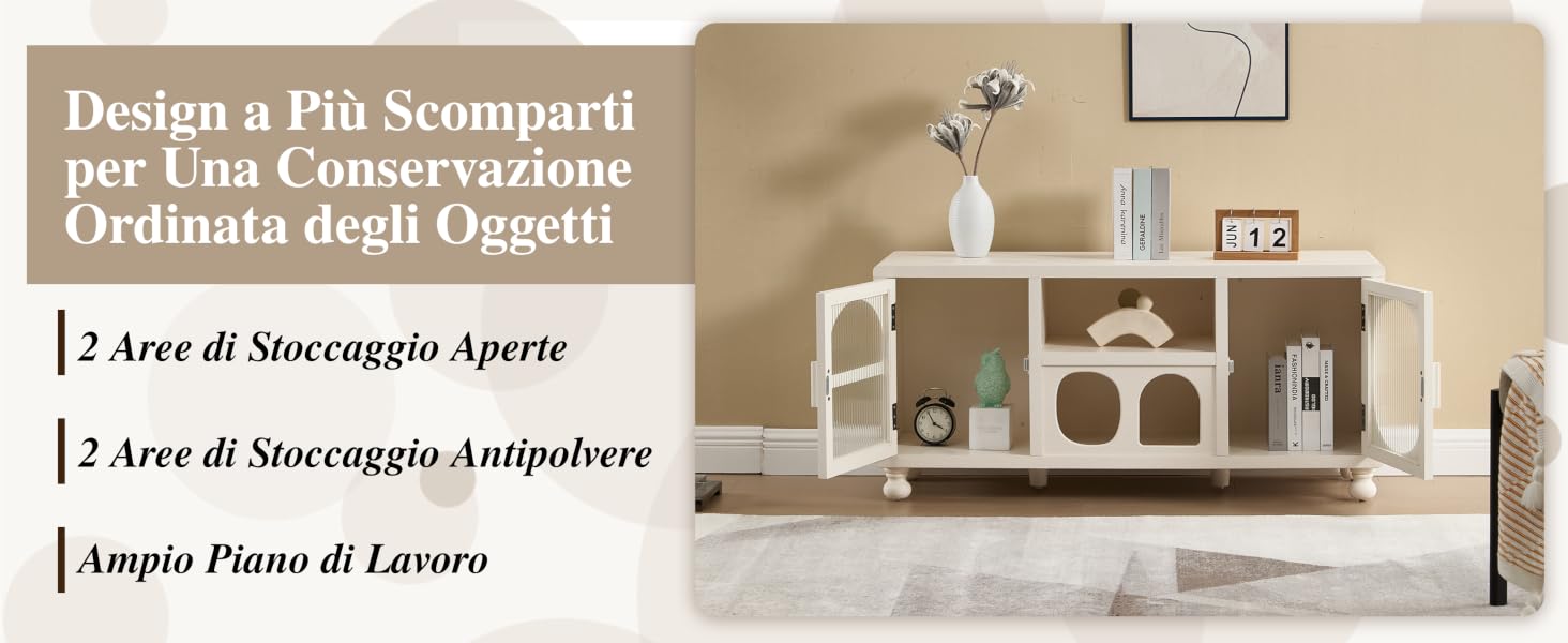Il testo recita «Design a Più Scomparti per Una Conservazione Ordinata degli Oggetti», «2 Aree di Stoccaggio Aperte», «2 Aree di Stoccaggio Antipolvere», «Ampio Piano di Lavoro». Consolle portaoggetti moderna bianca con più scomparti e ripiani contro una parete beige.