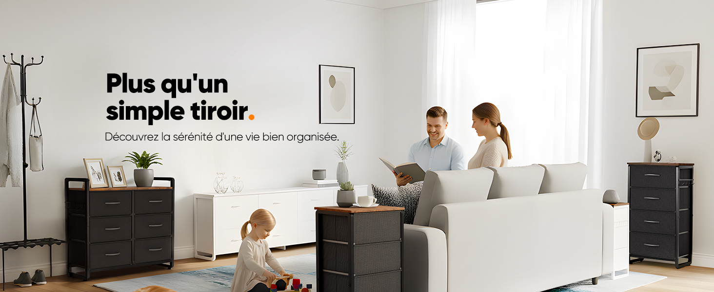 Le texte se lit comme suit : « Plus qu'un simple tiroir ». Série d'images montrant un espace de bureau blanc minimaliste avec un bureau et des meubles de rangement contre des murs blancs.