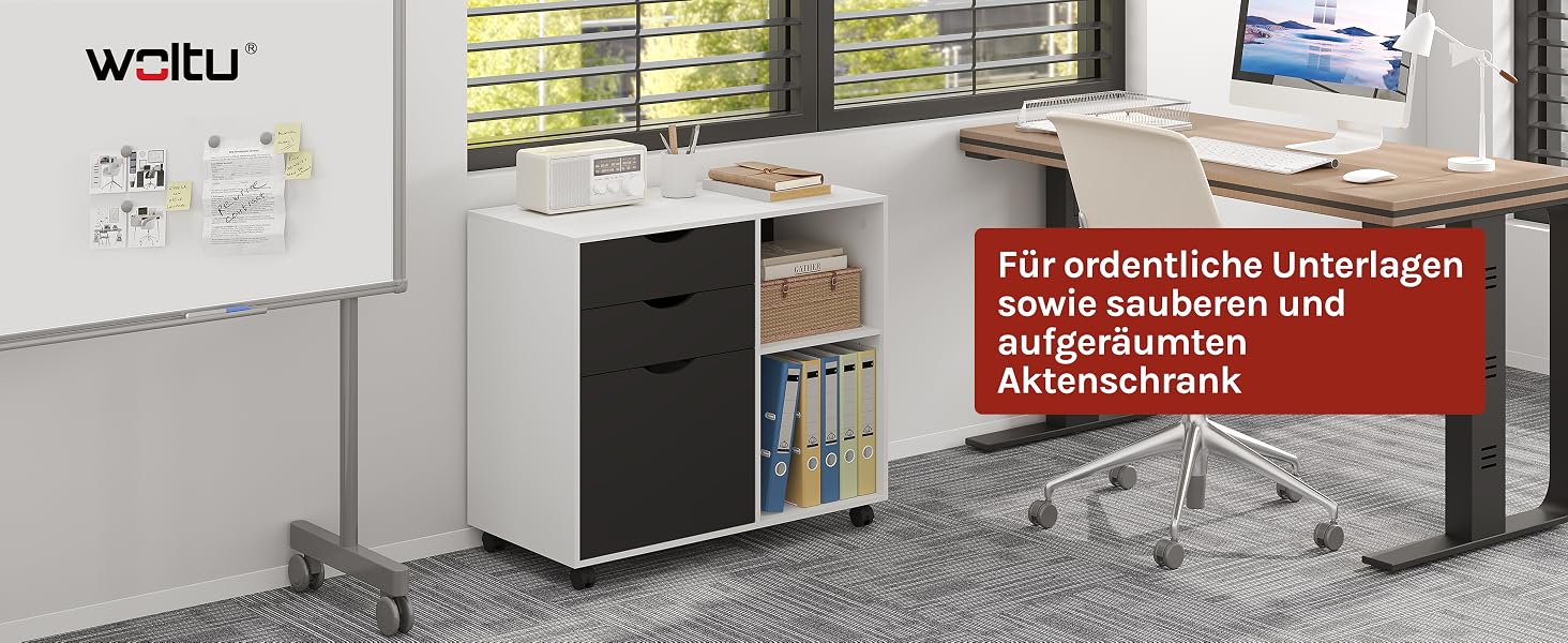 Büroraum mit weißem Lagerschrank, Schreibtisch und Stuhl. An der Wand befestigtes Whiteboard sichtbar. Text in deutscher Sprache vorhanden