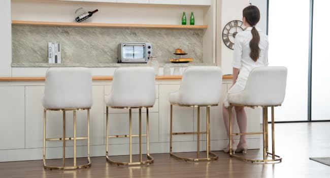 une femme assise au comptoir d'une cuisine.