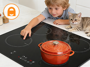 Enfant et chat au comptoir de la cuisine avec plaque de cuisson à induction. Pot rouge sur surface à induction noire. Icône circulaire orange visible en haut à gauche. Démontre un scénario de sécurité dans une cuisine avec un appareil de cuisson.