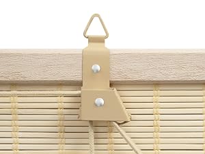 Meccanismo per appendere tende a parete in bambù beige con gancio triangolare e design a doppio rivetto
