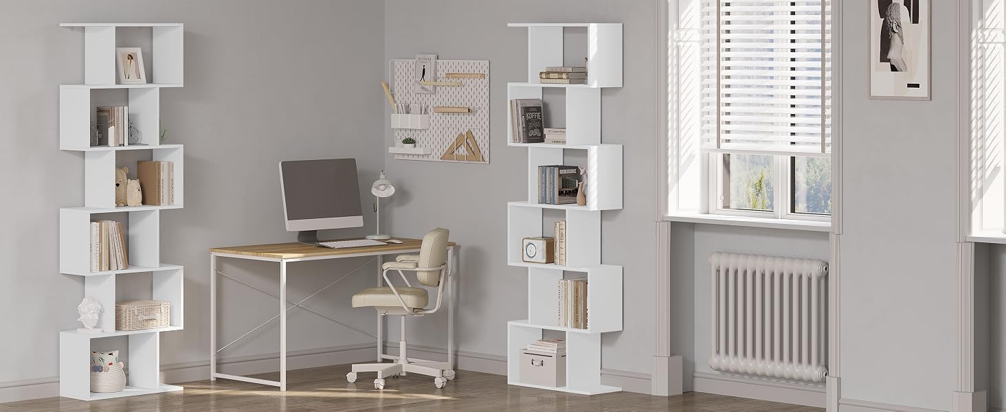 Moderna configurazione per l'home office con scaffali bianchi, scrivania in legno e sedia. Design minimalista con ampio spazio di archiviazione