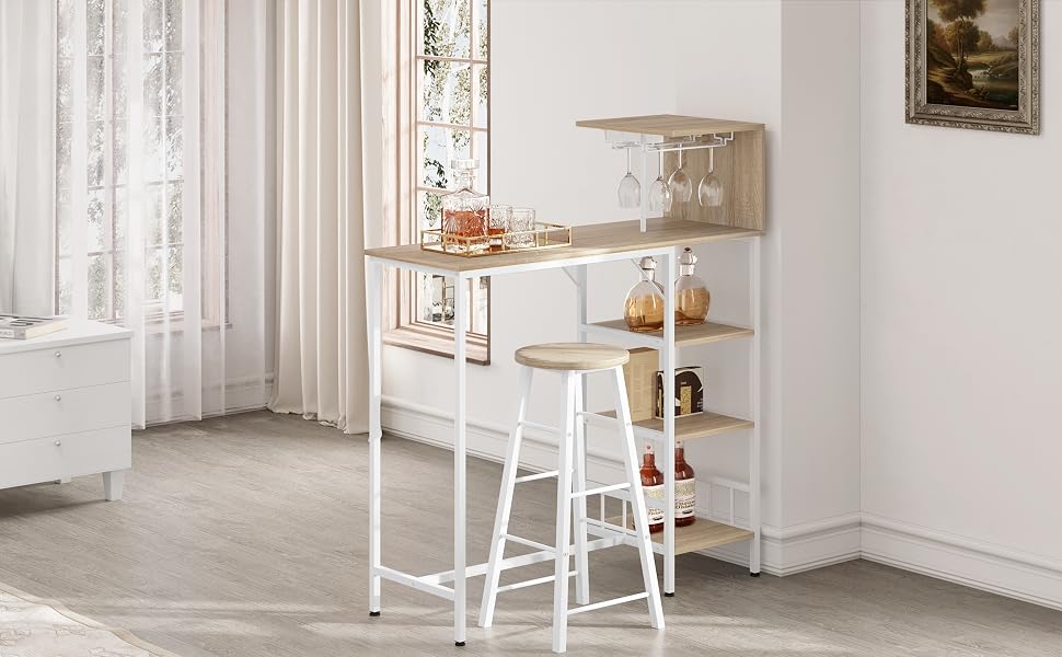 Tavolo ad altezza bar in metallo bianco con ripiani in legno, abbinato a sgabelli bianchi, posizionato in una stanza luminosa con tende trasparenti