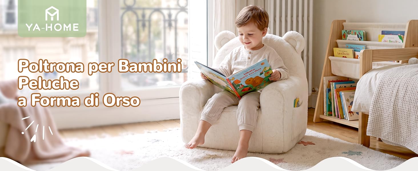 Il testo recita «YA HOME», «Peignoir pour Bambini», «Pelindo», «I Forme di Oro». Bambino che indossa una morbida veste rosa pallido in una luminosa camera da letto con scaffali e mobili.