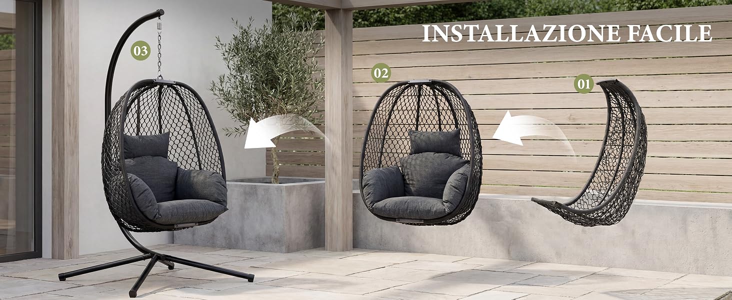 Il testo dice «INSTALLAZIONE FACILE». Tre sedie sospese a forma di uovo con imbottitura scura mostrate in diverse fasi di installazione su uno sfondo di parete in legno con piante in vaso.