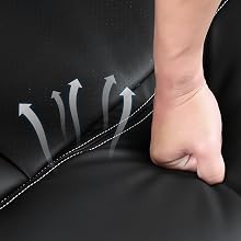 Gros plan d'un siège en cuir noir avec surpiqûres blanches. Une main appuie sur la surface pour démontrer la ventilation grâce à des flèches pointant vers le haut indiquant le flux d'air