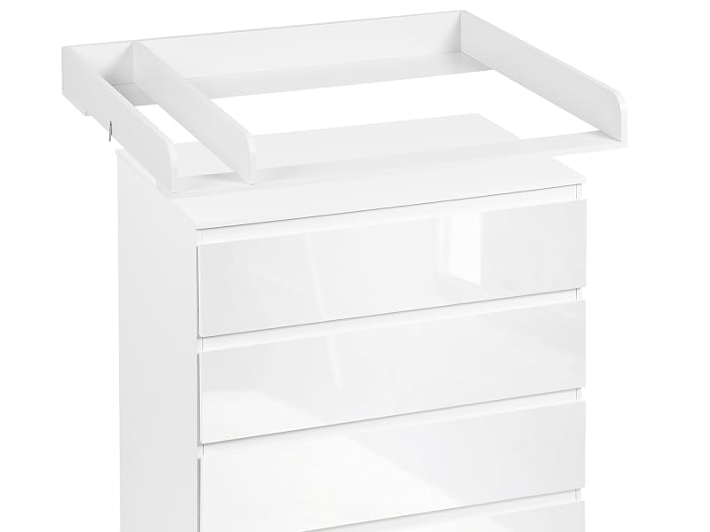 Cambiador de madera blanca con cuatro cajones y un borde elevado alrededor de la superficie superior para mayor seguridad. Apto para uso en guarderías.