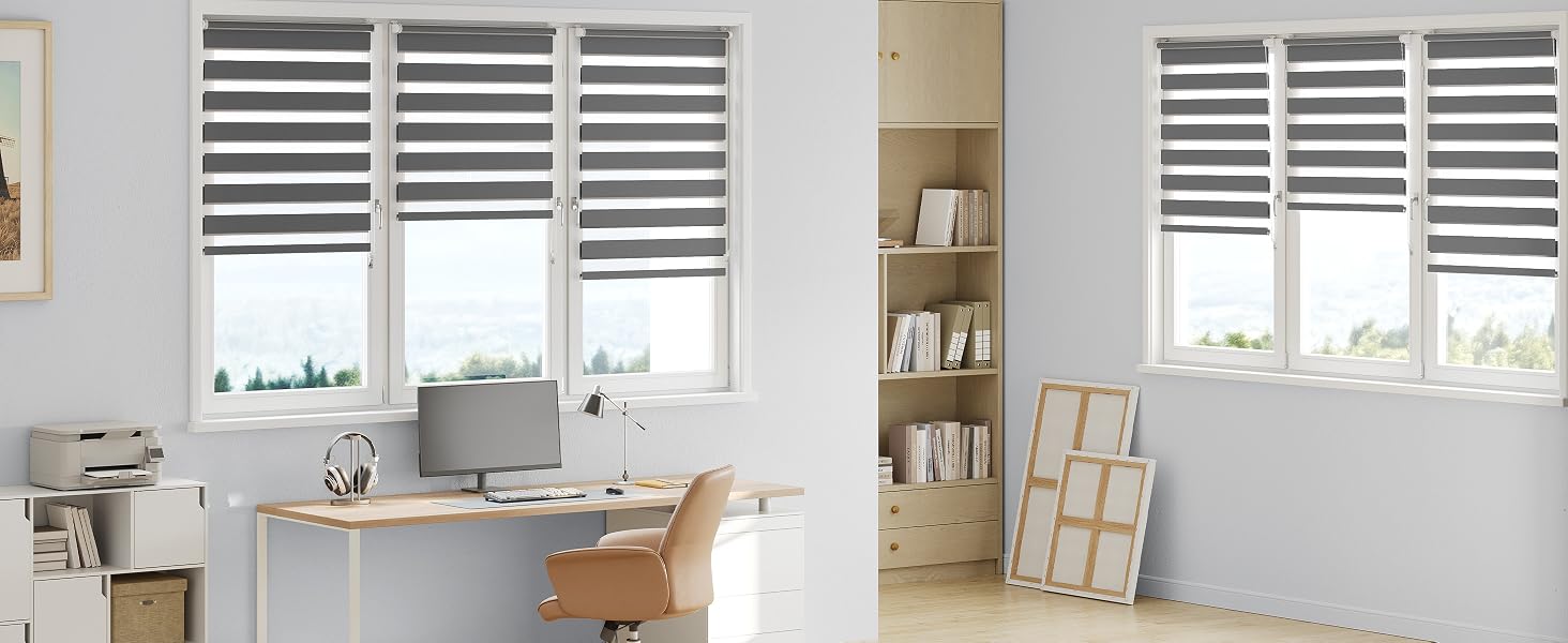 Scène de chambre intérieure avec volets de plantation horizontaux blancs recouvrant les fenêtres. Une lumière naturelle brillante traverse. Bureau en bois, literie blanche, étagère et décoration minimaliste visibles dans le design contemporain des chambres.