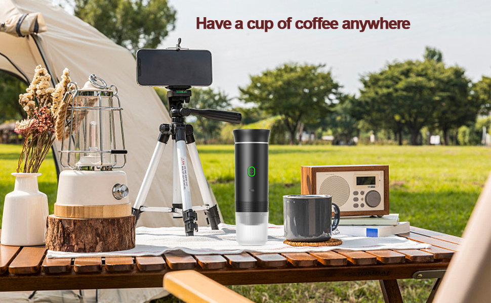 con máquina expreso portátil, Tasse de voyage, smartphone sur trépied et accessoires sur una mesa de madera en un parque