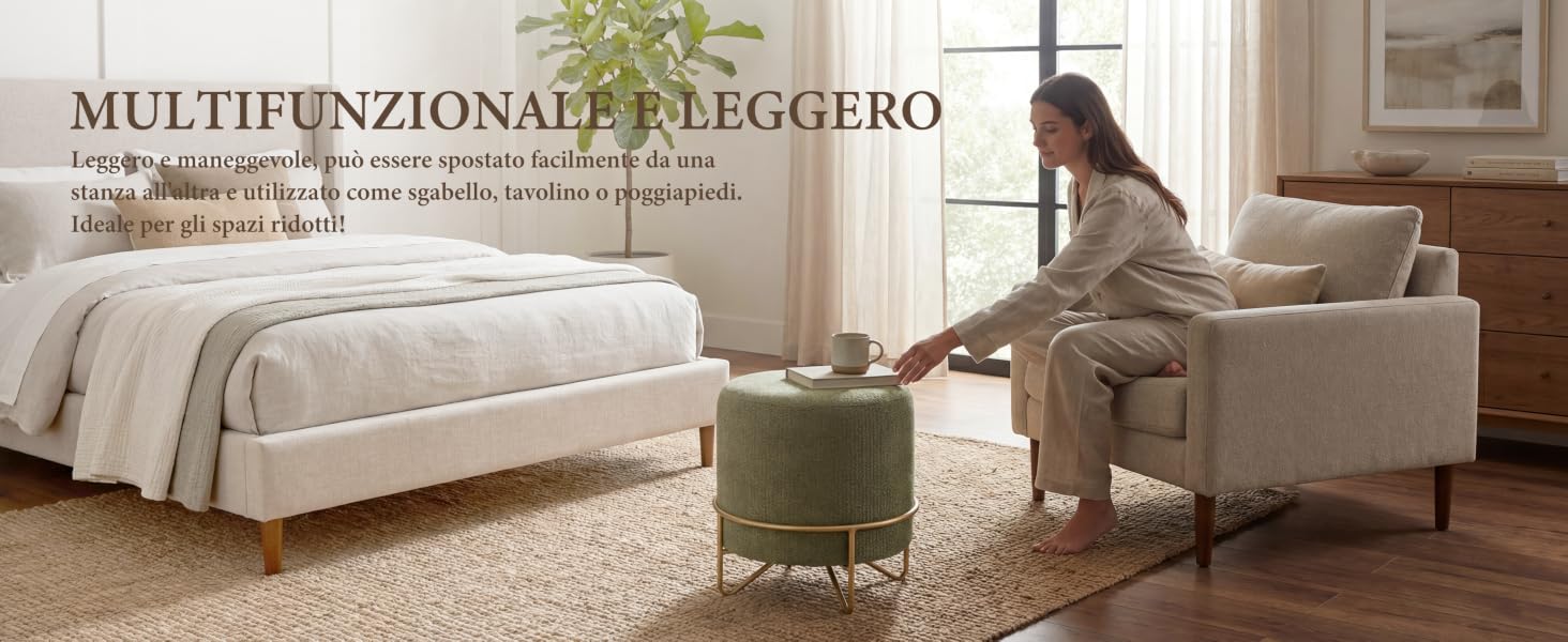 Il testo recita «MULTIFUNZIONALE E LEGGERO». Serie di mobili imbottiti beige tra cui divani e chaise longue in ambienti chiari e minimalisti.