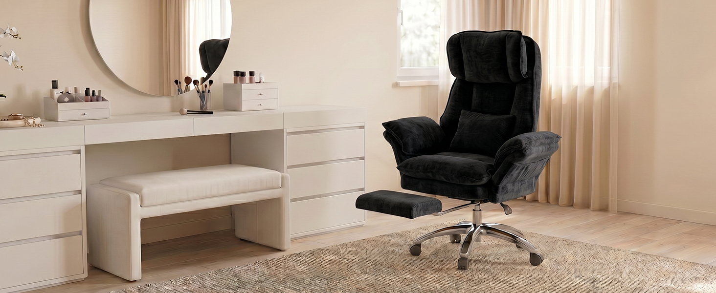 Sedia da ufficio ergonomica nera con braccioli posizionata davanti alla scrivania bianca in uno spazio interno minimalista con illuminazione naturale.
