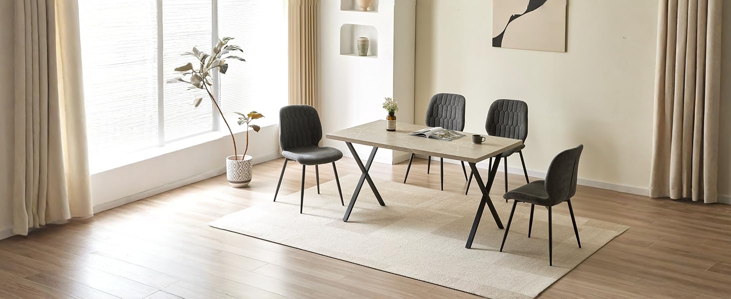 Salle à manger minimaliste comprenant une table ronde avec quatre chaises en bois clair, un lampadaire, une plante en pot et des rideaux blancs. Design d'intérieur contemporain avec palette de couleurs neutres.