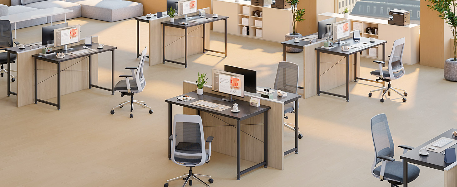 Aménagement d'un espace de bureau ouvert avec plusieurs postes de travail comprenant des bureaux gris, des chaises ergonomiques et du mobilier de bureau moderne disposés de manière organisée.