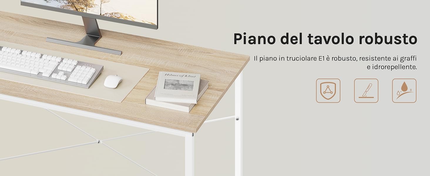 Piano da tavolo o scrivania in legno chiaro con hardware di montaggio visibile e componenti di assemblaggio disposti in modo organizzato.