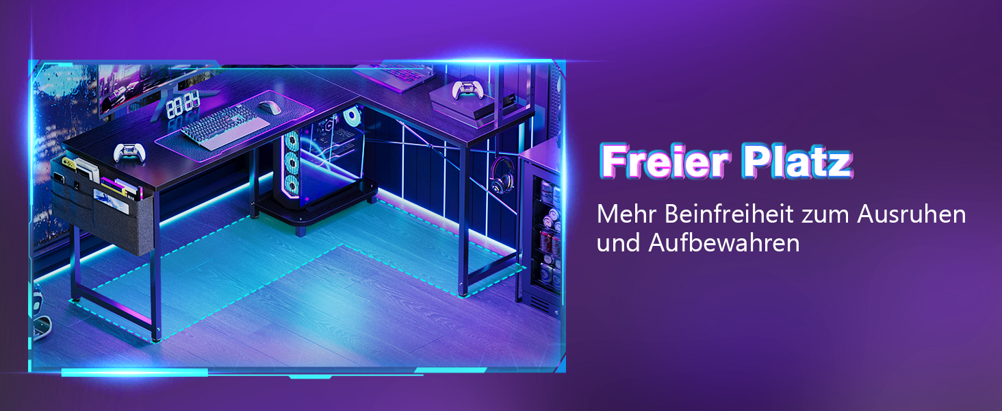 Gaming-Schreibtisch mit erhöhter Ablage, blau und lila beleuchtet. Bietet Platz für mehrere Monitore, Spielekonsolen und Peripheriegeräte. Text auf Deutsch erwähnt „Freiraum“ und „mehr Beinfreiheit“