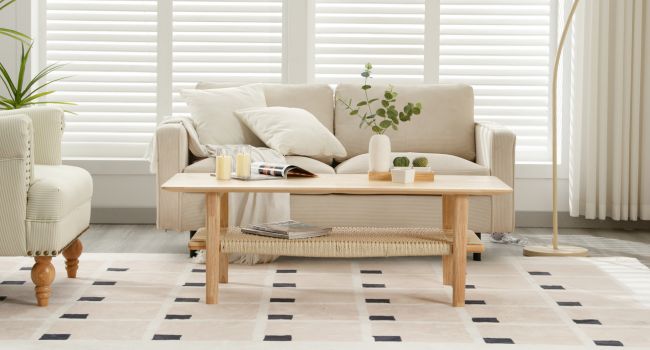 Serie di interior design che mostra uno spazio soggiorno minimalista con mobili bianchi, pavimenti in legno e piastrelle geometriche nere che creano un motivo moderno.