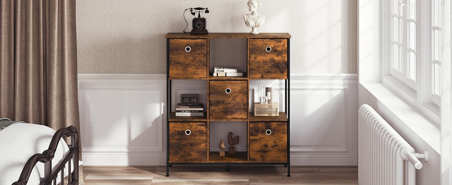 Contenitore a cubo in stile industriale con scomparti rustici in legno marrone e struttura in metallo nero, posizionato contro una parete strutturata vicino a una finestra