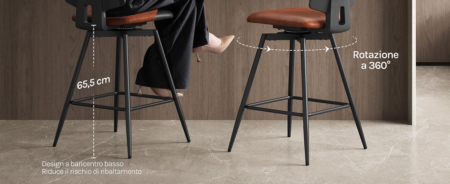 Il testo recita «65,5 cm» e «Rotazione a 360°». Due sgabelli da bar in stile industriale con sedili in pelle marrone e telai in metallo nero appoggiati sul pavimento grigio.