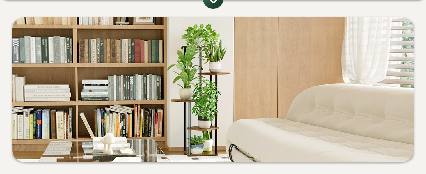 un salon avec une bibliothèque, une bibliothèque et un support pour plantes
