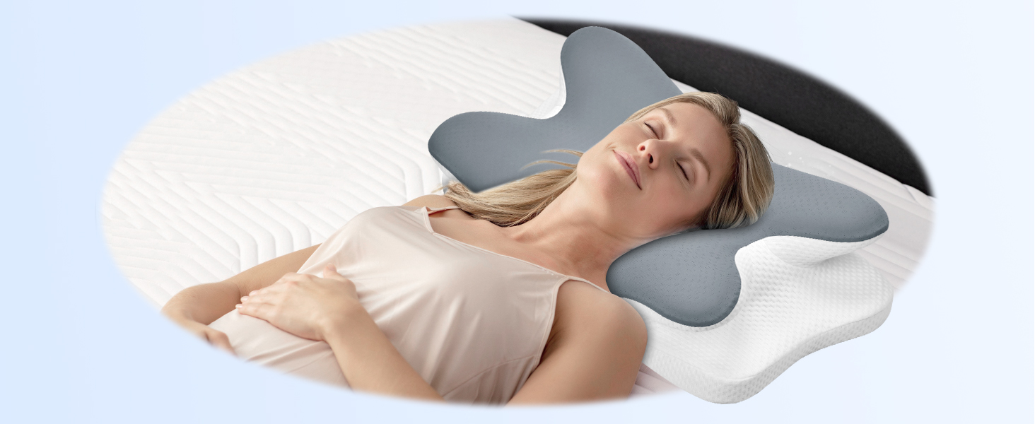 Coussin thérapeutique ou coussin de soutien de la nuque illustré en cours d'utilisation sur fond blanc. Le produit semble conçu de manière ergonomique avec une forme incurvée.