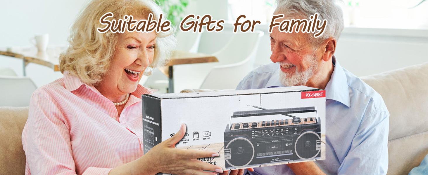 Älteres Paar auf der Couch genießt eine Vintage-Boombox. Der Text „Geeignete Geschenke für die Familie