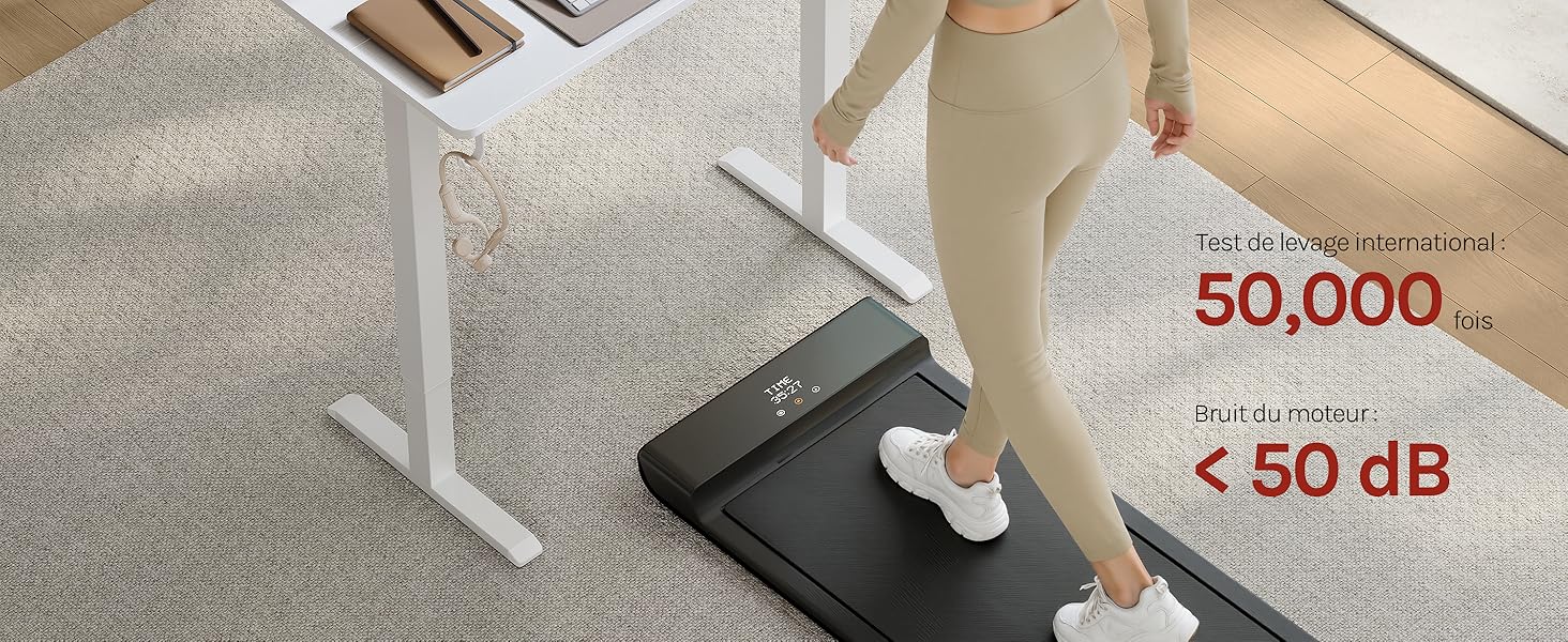 Le texte indique : « 50 000+ < 50 dB ». Gros plan des pieds de bureau réglables en hauteur avec les pieds de la personne visibles, démontrant un fonctionnement silencieux sur une surface recouverte de moquette.