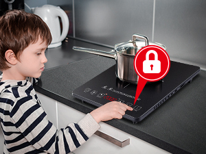 Les commandes tactiles pour enfants d'une table de cuisson à induction noire avec une casserole en acier inoxydable. Une icône de cadenas rouge superposée indique un dispositif de sécurité.
