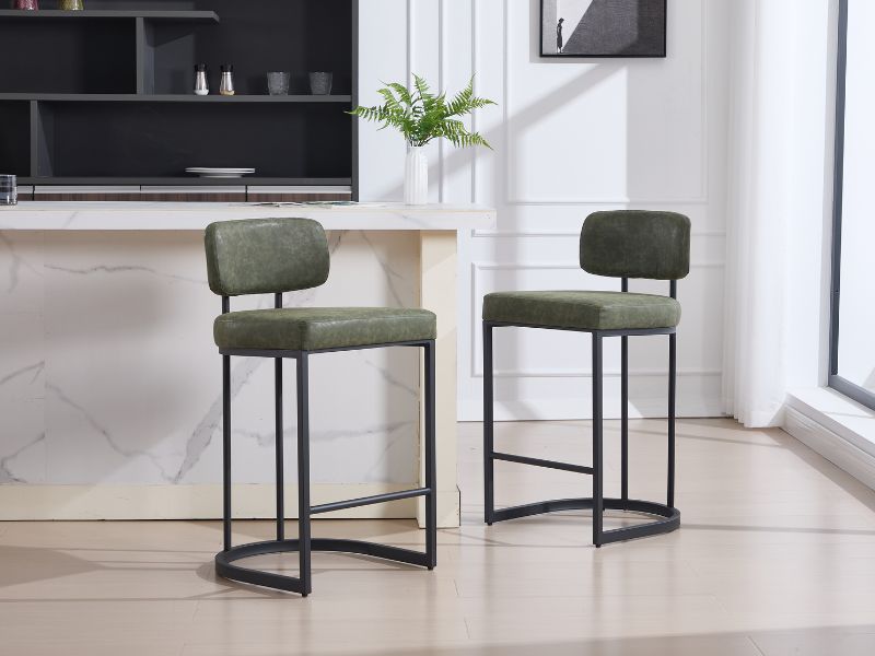 Série d'images montrant des espaces intérieurs de bureaux ou commerciaux modernes dotés d'un mobilier élégant et de murs blancs propres.