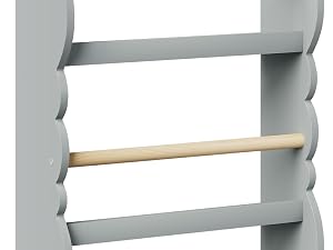 Estantería de madera montada en la pared con tres varillas horizontales sostenidas por soportes de color gris claro. Solución de almacenamiento minimalista con líneas limpias y un diseño de instalación sencillo.
