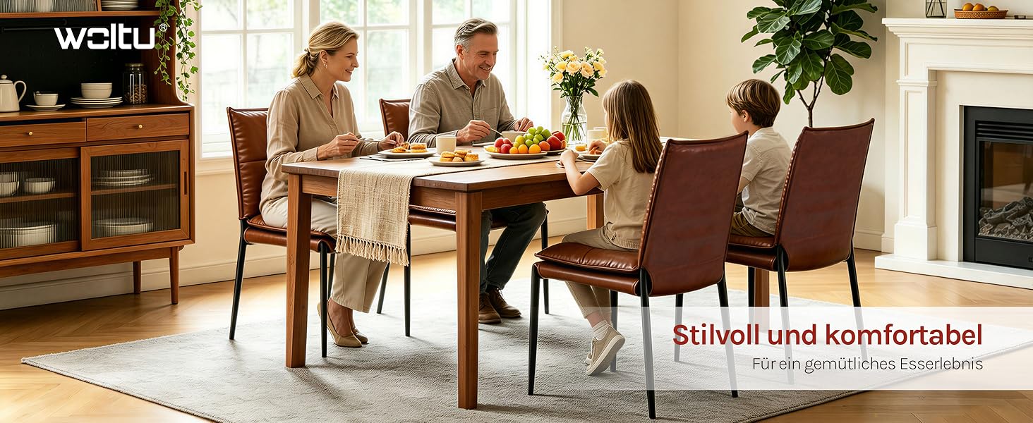 Der Text lautet „Stilvoil und komfortabel“. Szene im Innenbereich, in der eine vierköpfige Familie mit Speisen und Getränken an einem Holztisch sitzt und den Wohnkomfort und den Stil der Essmöbel demonstriert.