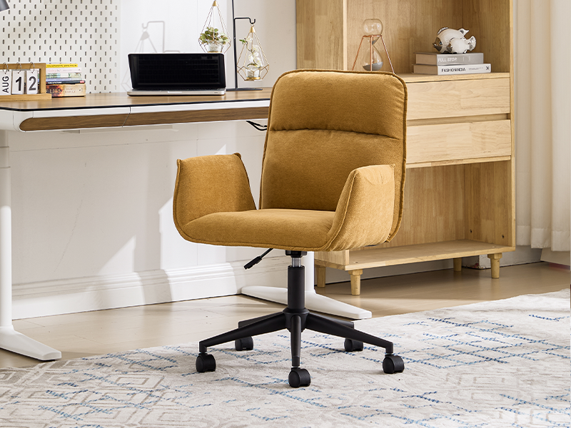 Modernes Home-Office-Setup mit einem weißen Schreibtisch, einem hellbraunen, gepolsterten Bürostuhl auf Rädern und einem Aufbewahrungsschrank aus Holz an einer hellen Wand mit subtilem Muster.