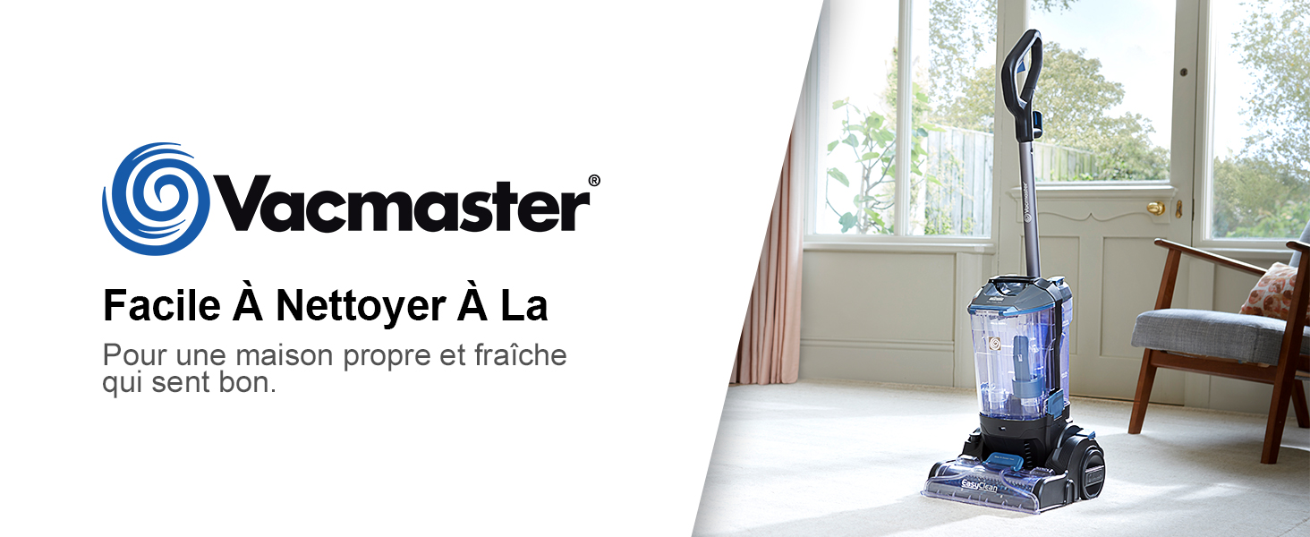 en plastique bleu et transparent. Debout dans un salon avec fenêtres.