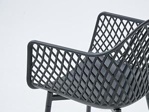 Chaise d'extérieur noire avec dossier et assise en treillis géométrique à motif de losanges, design contemporain moderne sur fond blanc.