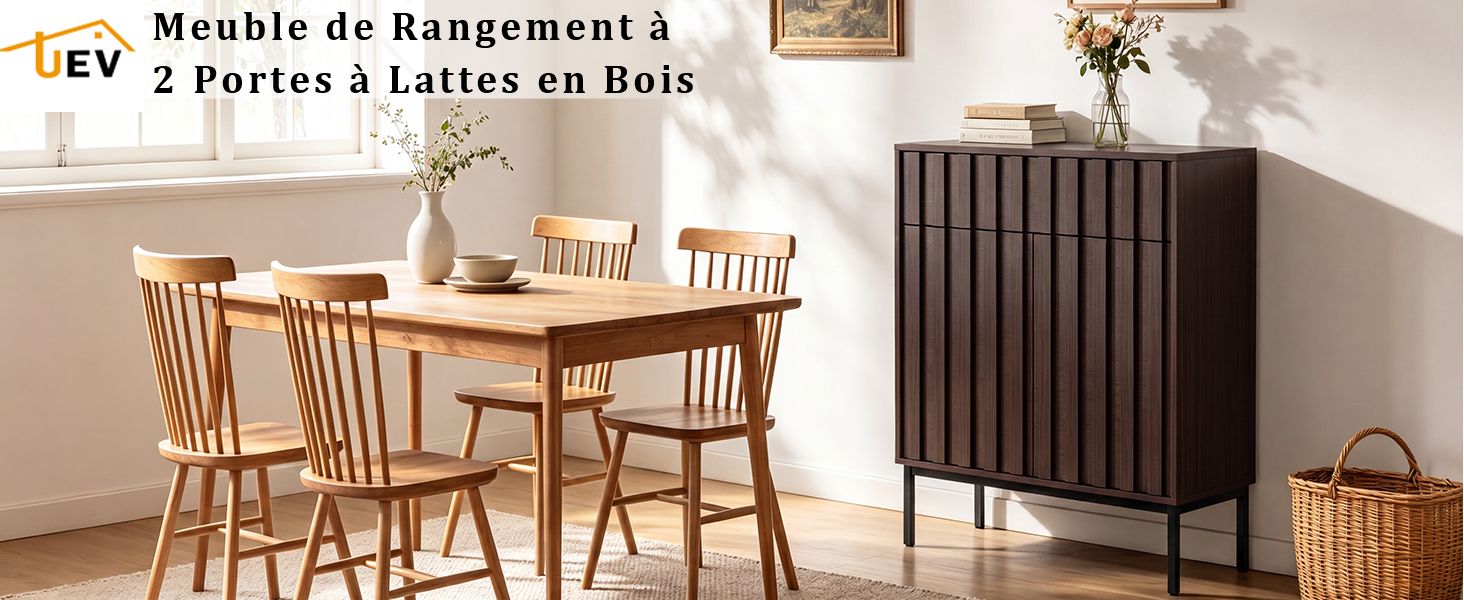 Le texte indique « Meuble de rangement à 2 portes à Lattes en Bois ». Scène intérieure de la pièce montrant une table à manger en bois avec des chaises et une armoire de rangement en bois sombre avec portes à lattes.